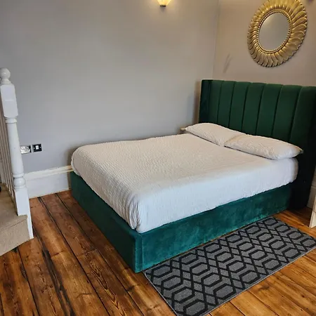 Centre Location On Corn Street *