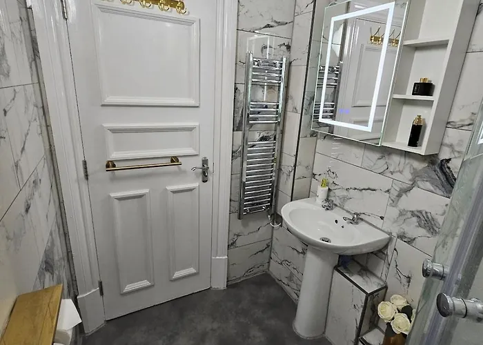 Centre Location On Corn Street *