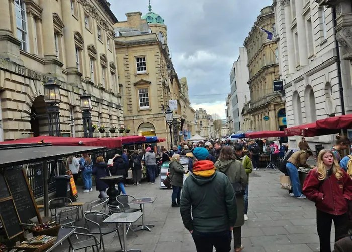 Апартаменти Centre Location On Corn Street