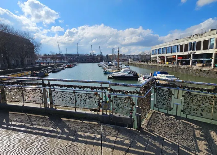 Centre Location On Corn Street Бристоль