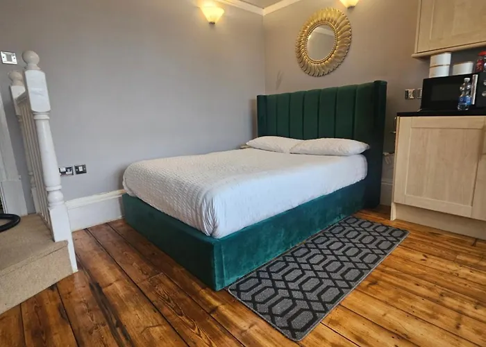 Centre Location On Corn Street *