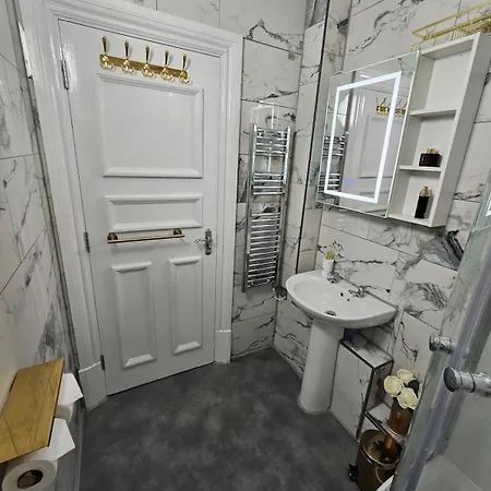 Centre Location On Corn Street *