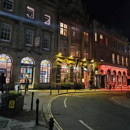 Centre Location On Corn Street *