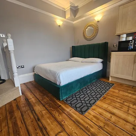 Centre Location On Corn Street *